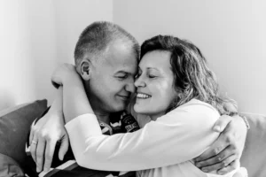 Couple enlacé en noir et blanc, représentant des relations saines et respectueuses du consentement